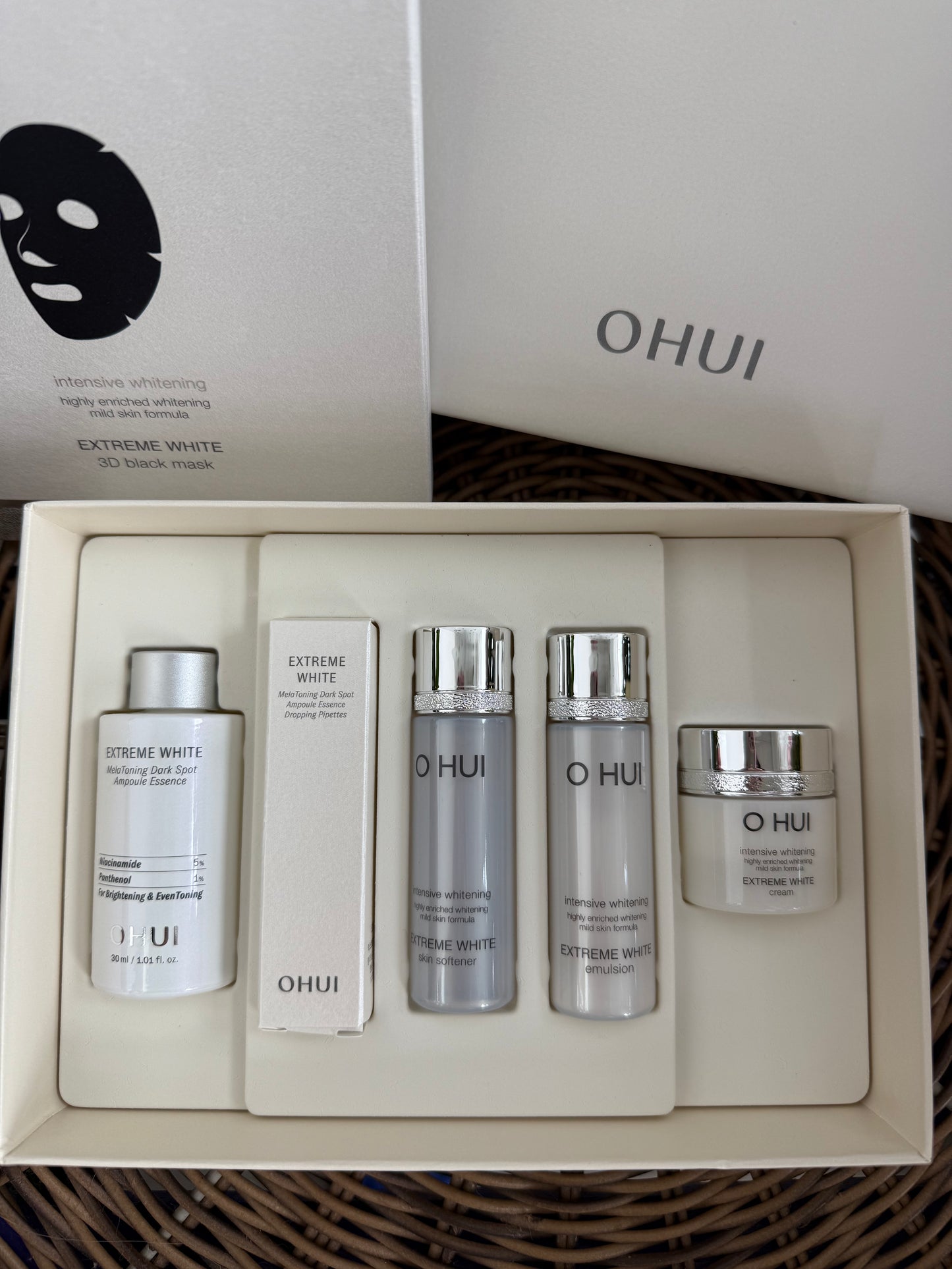 OHUI Extreme White Melatoning Dark Spot Ampoule Essence Special Set